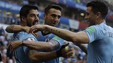 GÓLOVÁ RADOST. Uruguayští fotbalisté oslavují branku, kterou v utkání se...