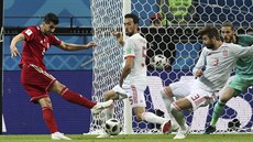 Sajjed Ezatolahí z Íránu dává panlsku gól, který vzáptí sudí po konzultaci s...