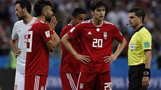 Írántí fotbalisté diskutují se sudím Cunhou, který neuznal jejich gól v zápase...