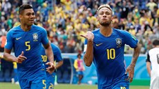 Brazilský útoník Neymar slaví svou trefu v utkání s Kostarikou.