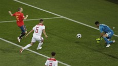 Marocký branká� Kaduí Munír chytá �pan�lský centr, na který Andres Iniesta...