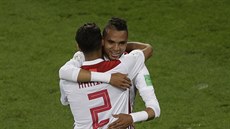 Fotbalisté Maroka slaví druhý gól v zápase se panlskem.