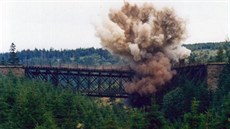 Odstel druhého ocelového mostu na zaniklé trati Kimov - Reitzenhain v roce...