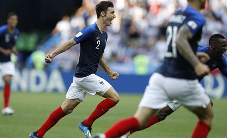 Benjamin Pavard z Francie oslavuje svou pesnou ránu, která skonila v brance...