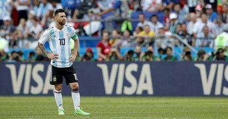 Lionel Messi, kapitán Argentiny, zaduman sleduje dní na opané stran hit.