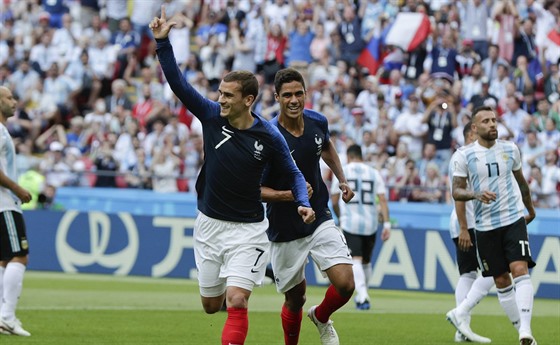 Francouzský fotbalista Antoine Griezmann (v popedí) se raduje z promnné...