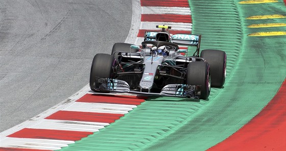 Valtteri Bottas z Mercedesu projíždí zatáčkou v kvalifikaci na Velkou cenu...