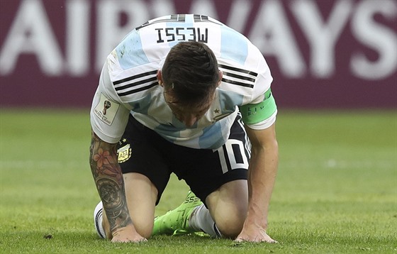 Argentinec Lionel Messi smutní po vyřazení v osmifinále MS.