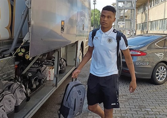 Brazilec Wesley da Silva se na tomto snímku chystá na odjezd na soustředění s hradeckým týmem v Písku. Sice ho absolvoval, ale smlouvu s klubem nakonec nepodepsal a vrátil se do Liberce. 