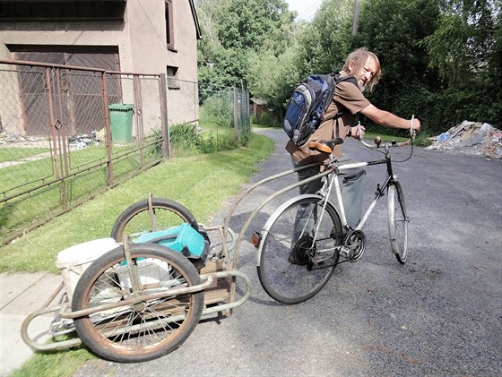 Pavel Kajzar se svým vozíkem sbírá šrot už 25 let. Za tu dobu našlapal do...