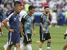Lionel Messi (uprosted) se spolen se spoluhrái z argentinské reprezentace...