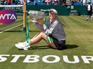 Caroline Wozniacká pózuje s trofejí pro vítzku turnaje v Eastbourne.