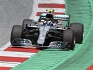 Valtteri Bottas z Mercedesu projídí zatákou v kvalifikaci na Velkou cenu...