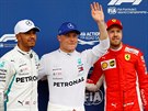 Fin Valtteri Bottas z Mercedesu (uprosted) ovládl kvalifikaci na Velkou cenu...