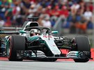 Pilot stáje Mercedes Lewis Hamilton projídí se svým vozem kvalifikací na...