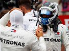 Valtteri Bottas (elem) a Lewis Hamilton si gratulují k úspným jízdám v...