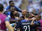 Francouzští fotbalisté společně sdílejí euforii z branky v osmifinále MS proti...
