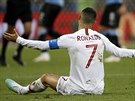 Portugalec Cristiano Ronaldo upozoruje rozhodího, e byl faulován.
