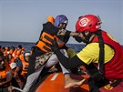 Posádka lodi panlské organizace Proactiva Open Arms vzala u libyjských beh...