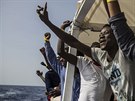 Posdka lodi panlsk organizace Proactiva Open Arms vzala u libyjskch beh...