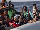 Posdka lodi panlsk organizace Proactiva Open Arms vzala u libyjskch beh...
