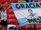DÍKY MESSI Argentinská fanynka s transparentem v hlediti stadionu v Kazani...
