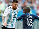 Argentinský útoník Lionel Messi (vlevo) a jeho stráce N´golo Kanté z Francie...