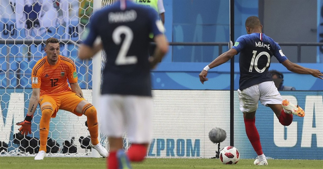 Kylian Mbappé z Francie (vpravo) překonává argentinského brankáře Franca...