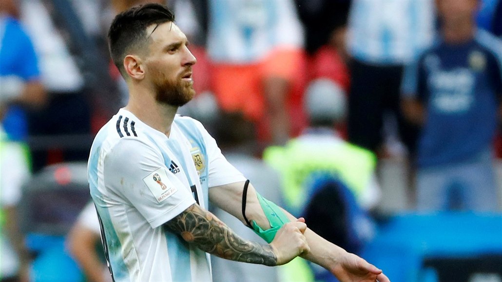 NAPOSLED V REPREZENTACI? Lionel Messi si sundává kapitánskou pásku, Argentina...