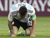Argentinec Lionel Messi smutní po vyřazení v osmifinále MS.