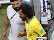 Brazilský obránce Marcelo za doprovodu týmového lékaře opouští hřiště během...