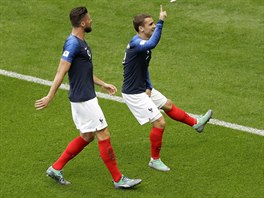 Antoine Griezmann (vpravo) a Olivier Giroud slaví gól Francie do sít Argentiny.