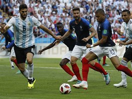 Francouz Kylian Mbappé (uprost�ed s �íslem 10) p�ekonává argentinskou obranu a...