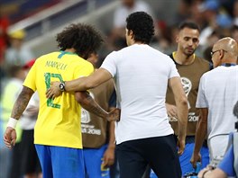 Brazilsk obrnce Marcelo za doprovodu tmovho lkae opout hit bhem...