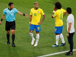Brazilsk obrnce Marcelo sdluje tonkovi Neymarovi, e v utkn proti...