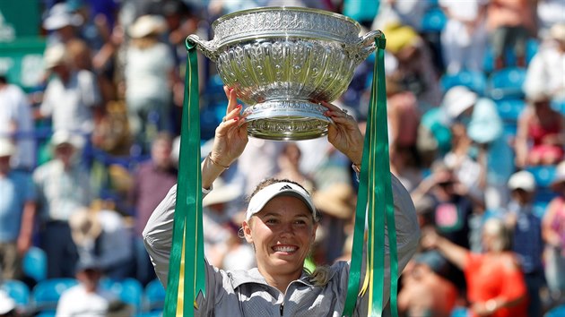 Caroline Wozniack zved nad hlavu trofej pro vtzku turnaje v Eastbourne.