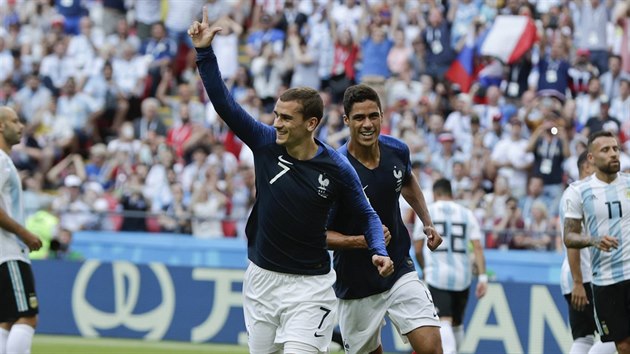 Francouzsk fotbalista Antoine Griezmann (v poped) se raduje z promnn penalty v osmifinle MS proti Argentin.