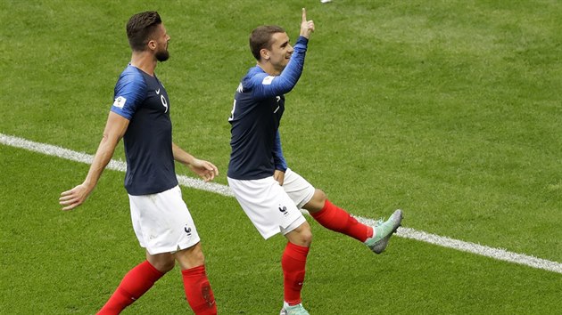 Antoine Griezmann (vpravo) a Olivier Giroud slav gl Francie do st Argentiny.