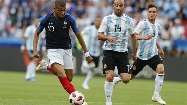 Kylian Mbappe z Francie (vlevo) pel do protitoku, sth jej Javier Mascherano z Argentiny (s slem 14).