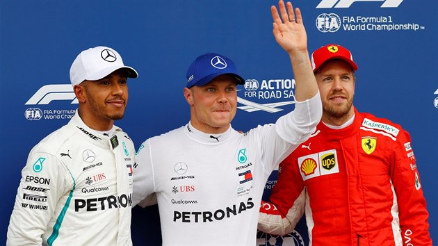 Fin Valtteri Bottas z Mercedesu (uprostřed) ovládl kvalifikaci na Velkou cenu Rakouska, druhý dojel jeho stájový kolega Brit Lewis Hamilton (vlevo), třetí místo obsadil Němec Sebastian Vettel z Ferrari.