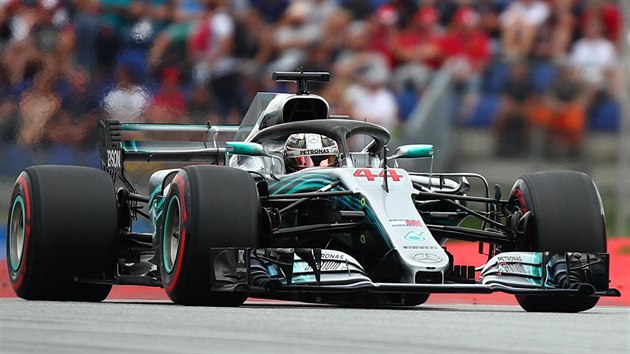 Pilot stáje Mercedes Lewis Hamilton projíždí se svým vozem kvalifikací na Velkou cenu Rakouska.
