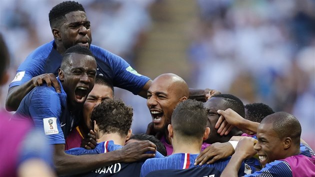 Francouzští fotbalisté společně sdílejí euforii z branky v osmifinále MS proti Argentině.