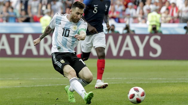 Argentinec Lionel Messi střílí v osmifinále MS proti Francii.