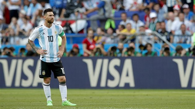 Lionel Messi, kapitn Argentiny, zaduman sleduje dn na opan stran hit.