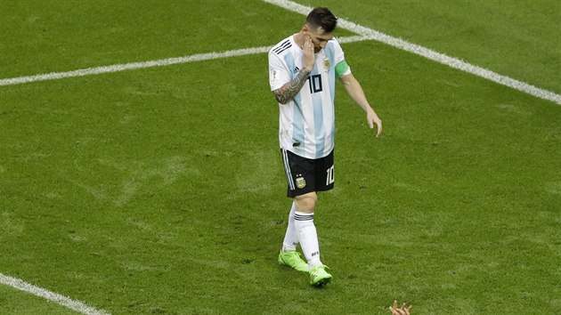 Argentinští fotbalisté (zleva) Sergio Agüero, Nicolas Otamendi a Lionel Messi smutní po prohře v osmifinále MS s Francií.