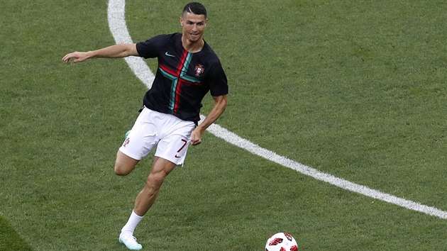 Portugalec Cristiano Ronaldo se rozcviuje na osmifinle MS s Uruguay.