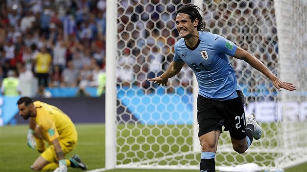 Uruguayský fotbalista Édinson Cavani běží oslavit svůj gól v osmifinále MS proti Portugalsku.