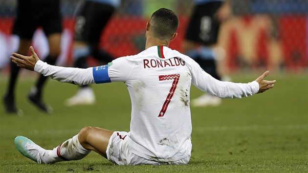 Portugalec Cristiano Ronaldo upozorňuje rozhodčího, že byl faulován.