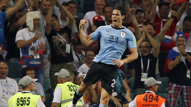 dinson Cavani z Uruguaye slav ve vskoku svou trefu v osmifinle MS proti Portugalsku.