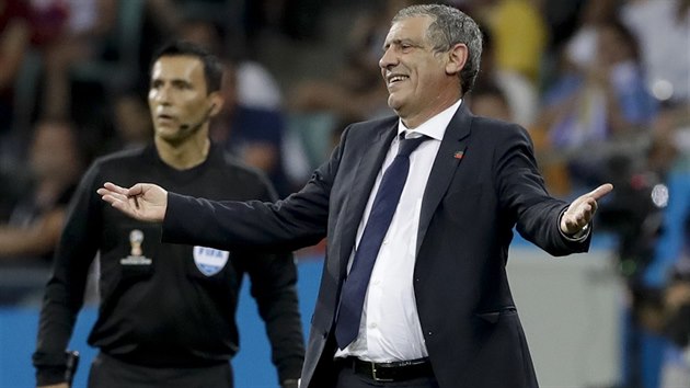 Portugalsk trenr Fernando Santos se podivuje nad verdiktem rozhodho v osmifinle MS.